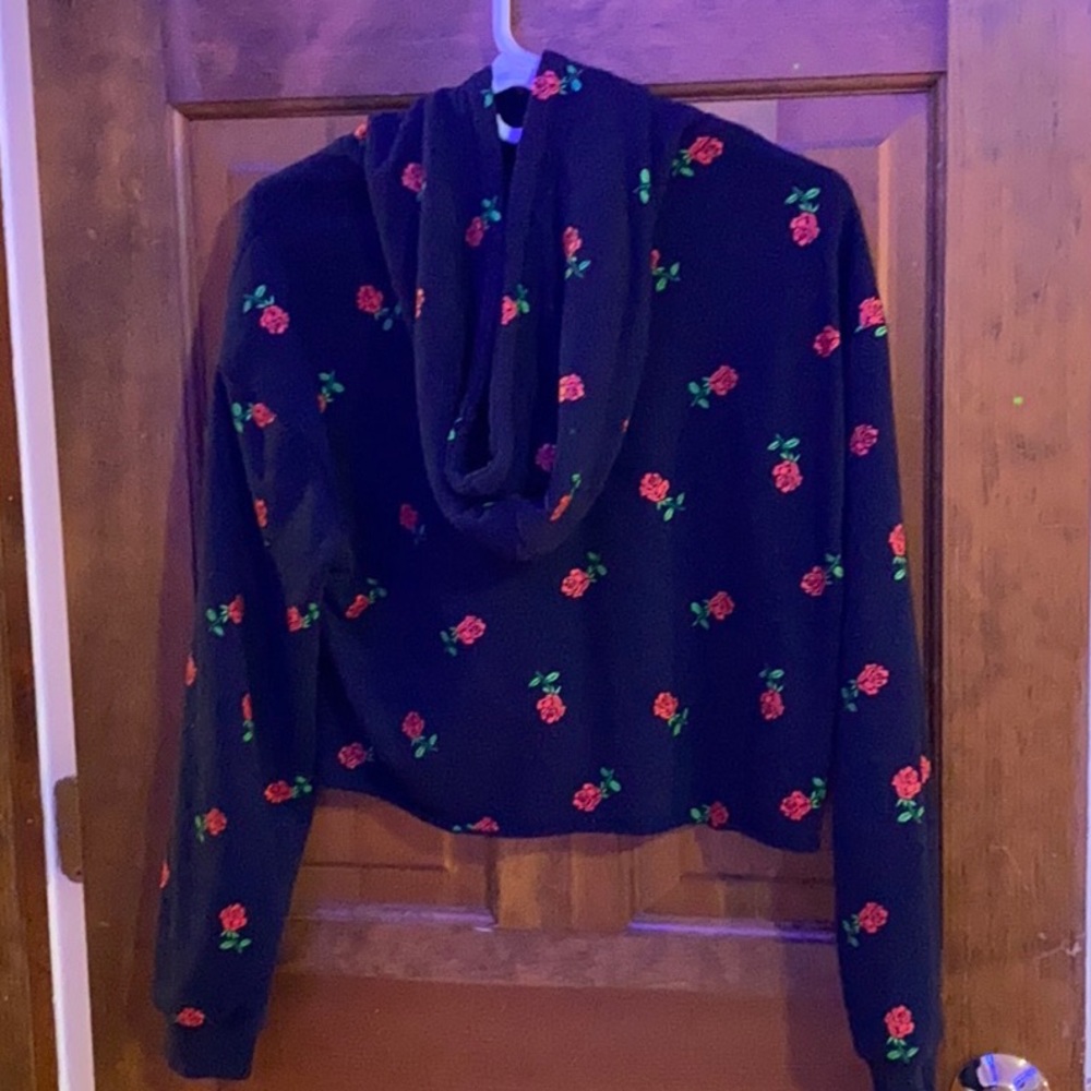cropped sweat shirt with roses